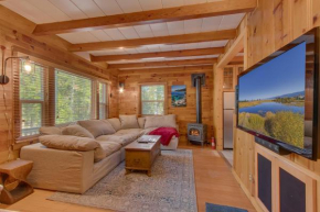 Fountain Cottage- Hot Tub- Pet Friendly- Walk to Dining, Short Drive to Skiing